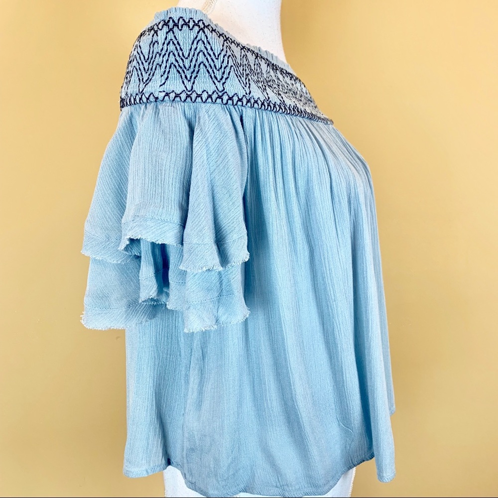 BOGO🎈Onetheland zigzag on shoulder ruffled top